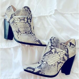 Women’s Vince Camuto Snakeskin Booties. Size 6.5.